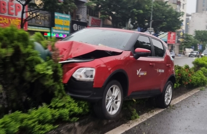 Ảnh TNGT: Tài xế VinFast VF 5 làm điều không tưởng - chễm chễ ngồi lên dải phân cách